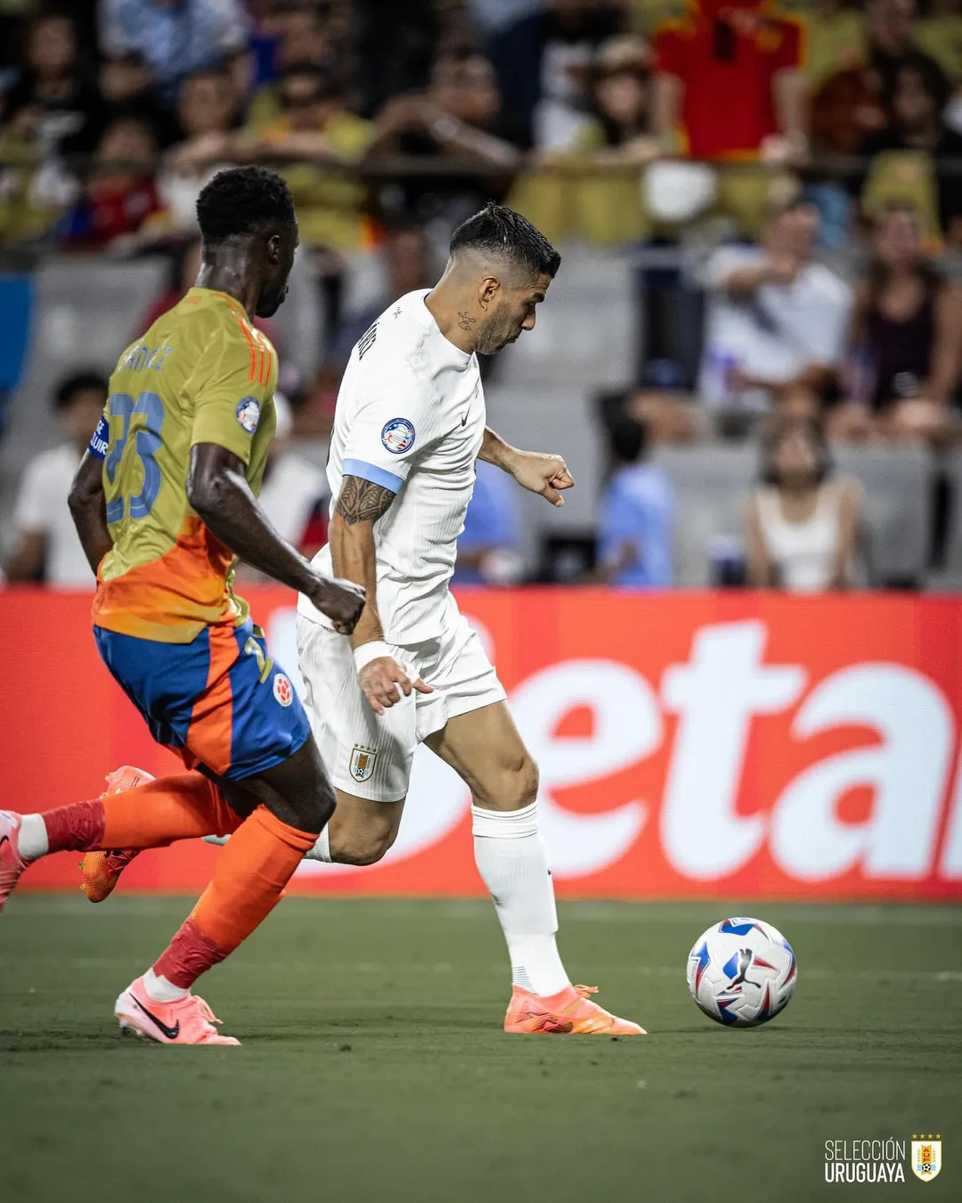 荷兰逆转巴萨，苏亚雷斯关键制胜的简单介绍